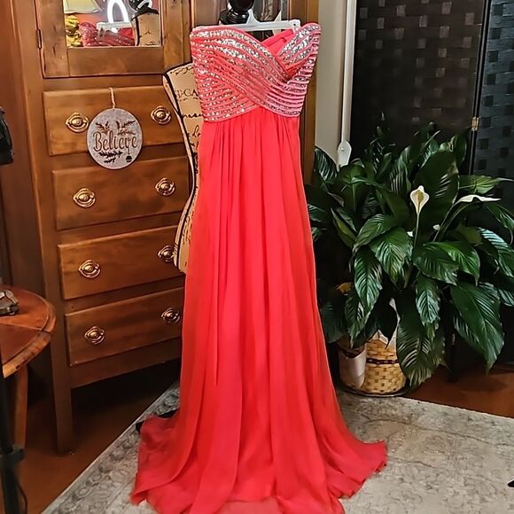 NWT La Femme Coral & Silver sequined chiffon gown size 4 (with flaw) - Picture 5 of 16